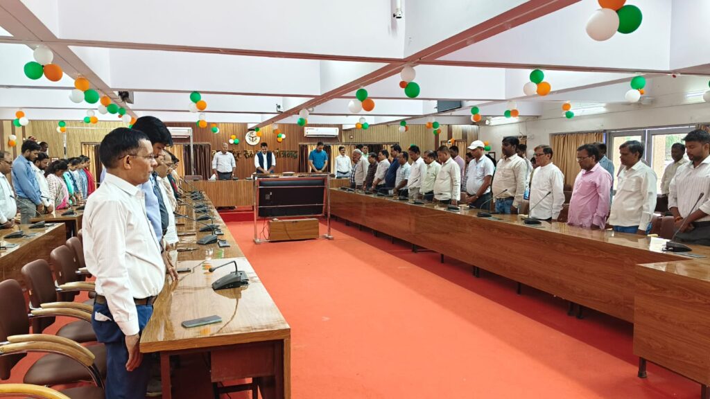 सोनभद्र जिला प्रोबेशन अधिकारी पुनीत टंडन के आकस्मिक निधन पर कलेक्ट्रेट में शोकसभा आयोजित