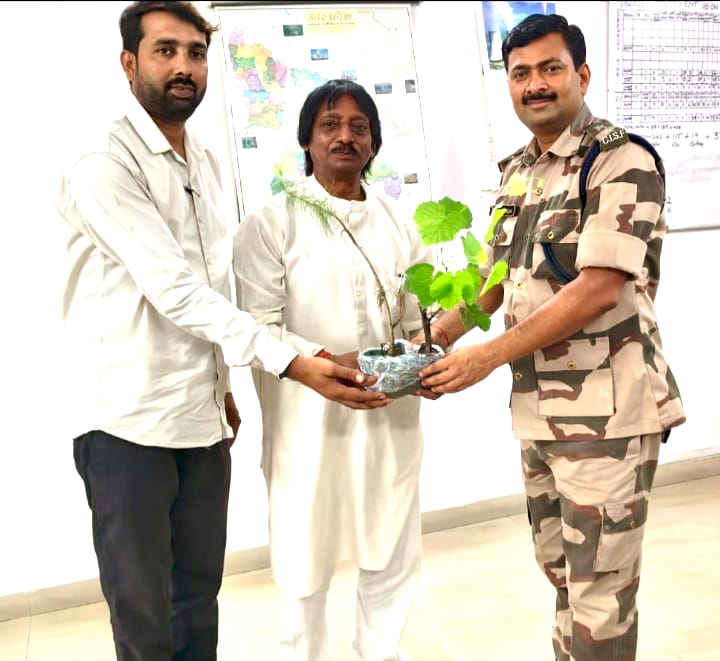 सोनभद्र ओबरा में योग प्रभारी वीरेंद्र योगी ने CISF कमांडेंट सतीश कुमार सिंह से की शिष्टाचार मुलाकात भेंट किया पौधा