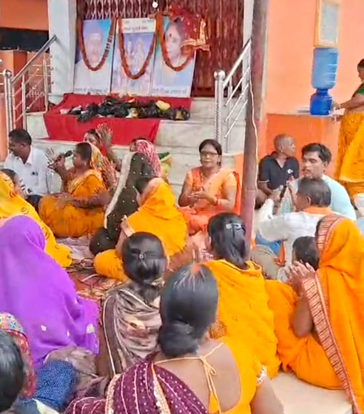 सोनभद्र प्राचीन शिवाजी तालाब पर विश्व हिंदू महासंघ मातृशक्ति ने धूमधाम से मनाया गुरु पूर्णिमा पूजा-अर्चना के बाद लगा विशाल भंडारा