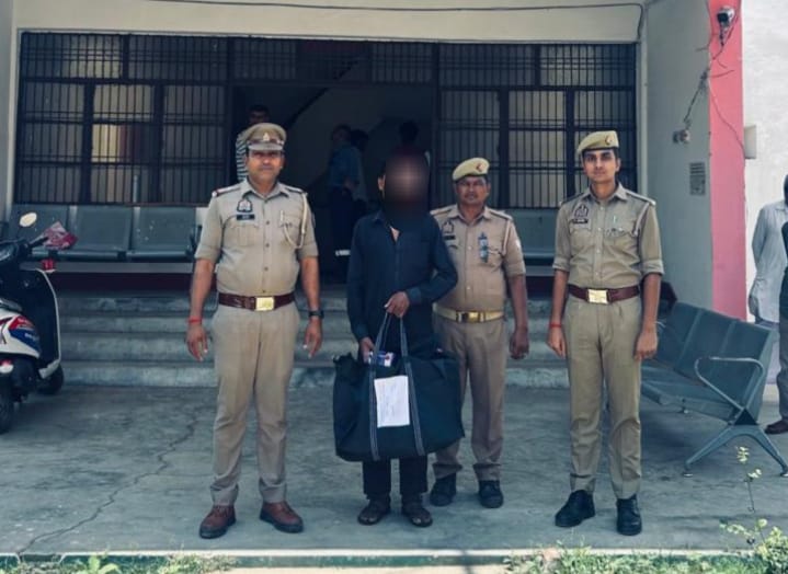 सोनभद्र पिपरी पुलिस ने चोरी के मुकदमे में वांछित शातिर अभियुक्त को किया गिरफ्तार ₹20,000 की चोरी का सामान, मोबाइल व नगदी बरामद