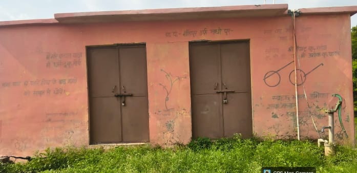भांवरकोल के शाहपुर में शौचालय बना शो-पीस, ताला ही नहीं खुलता, रास्ता भी जर्जर, ग्रामीण परेशान