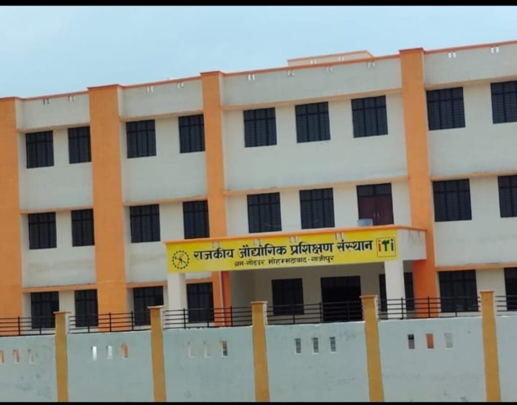 मुख्यमंत्री योगी आदित्यनाथ ने गोड़उर गांव में राजकीय आईटीआई कॉलेज और आधुनिक ड्रग्स वेयरहाउस परियोजना का किया लोकार्पण