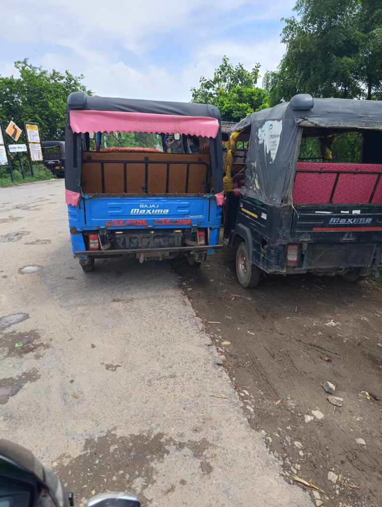 ऑटो चालकों की मनमानी से यात्री परेशान, 5 किमी का भाड़ा 20 रूपया वसूली पर भड़के ग्रामीण, दी रोड जाम करने की चेतावनी