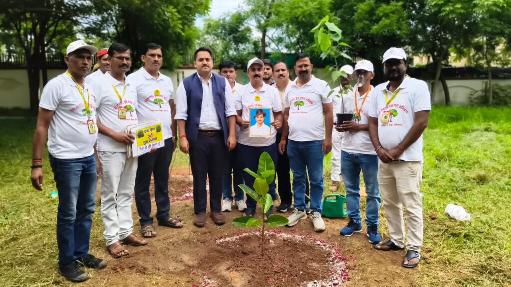 सोनभद्र पेड़ से ही प्राण है अभियान के तहत कलेक्ट्रेट परिसर में जिलाधिकारी ने किया पौधरोपण 1 से 14 अगस्त तक लगेंगे 11 हजार पौधे