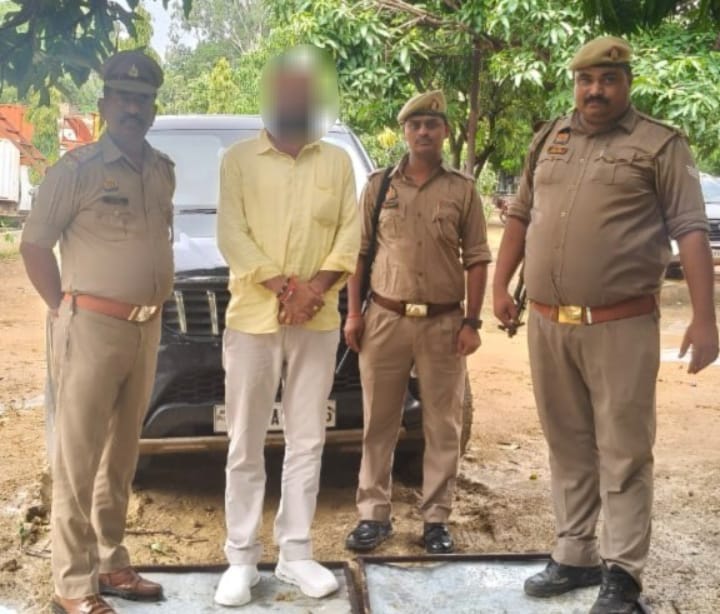 सोनभद्र दुकान पर गुण्डई कर शांति व्यवस्था भंग करने का प्रयास करने वाला अभियुक्त गिरफ्तार स्कॉर्पियो वाहन भी सीज