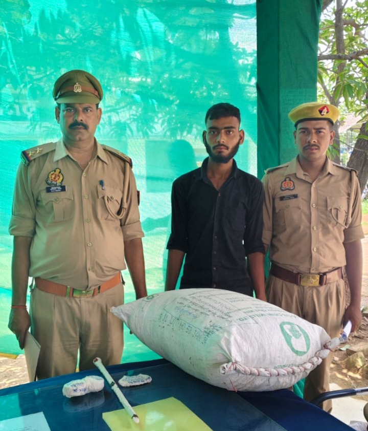 सोनभद्र ताला तोड़कर महुआ चोरी कर भाग रहा शातिर चोर गिरफ्तार जुगैल पुलिस ने मोटरसाइकिल व औजार किए बरामद