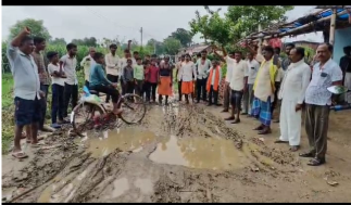 दुद्धी बदहाल सड़क को लेकर फूटा ग्रामीणों का गुस्सा लगाया रोड नहीं तो वोट नहीं का नारा