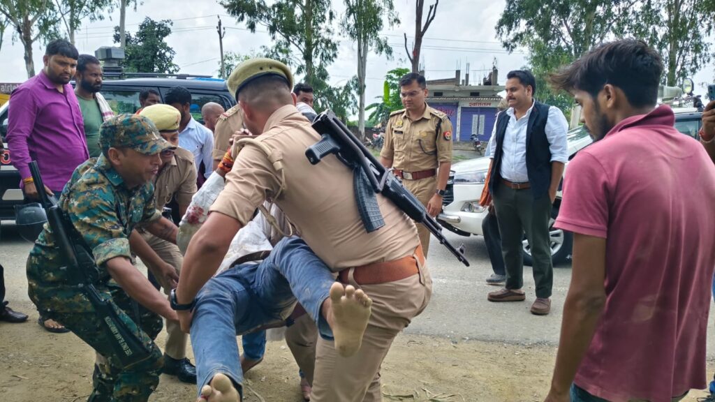 सोनभद्र जिलाधिकारी व पुलिस अधीक्षक की संवेदनशील पहल सड़क दुर्घटना में घायल व्यक्ति को तत्काल पहुंचाया अस्पताल