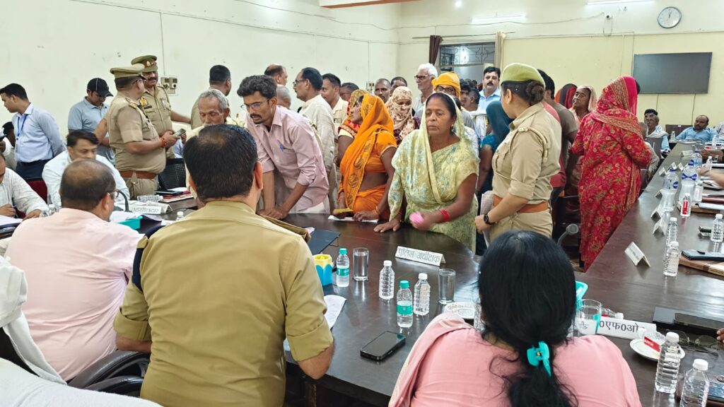 संपूर्ण समाधान दिवस: सिकंदरपुर तहसील में एसपी व सीडीओ ने सुनीं जनसमस्याएं, समयबद्ध निस्तारण के दिए निर्देश