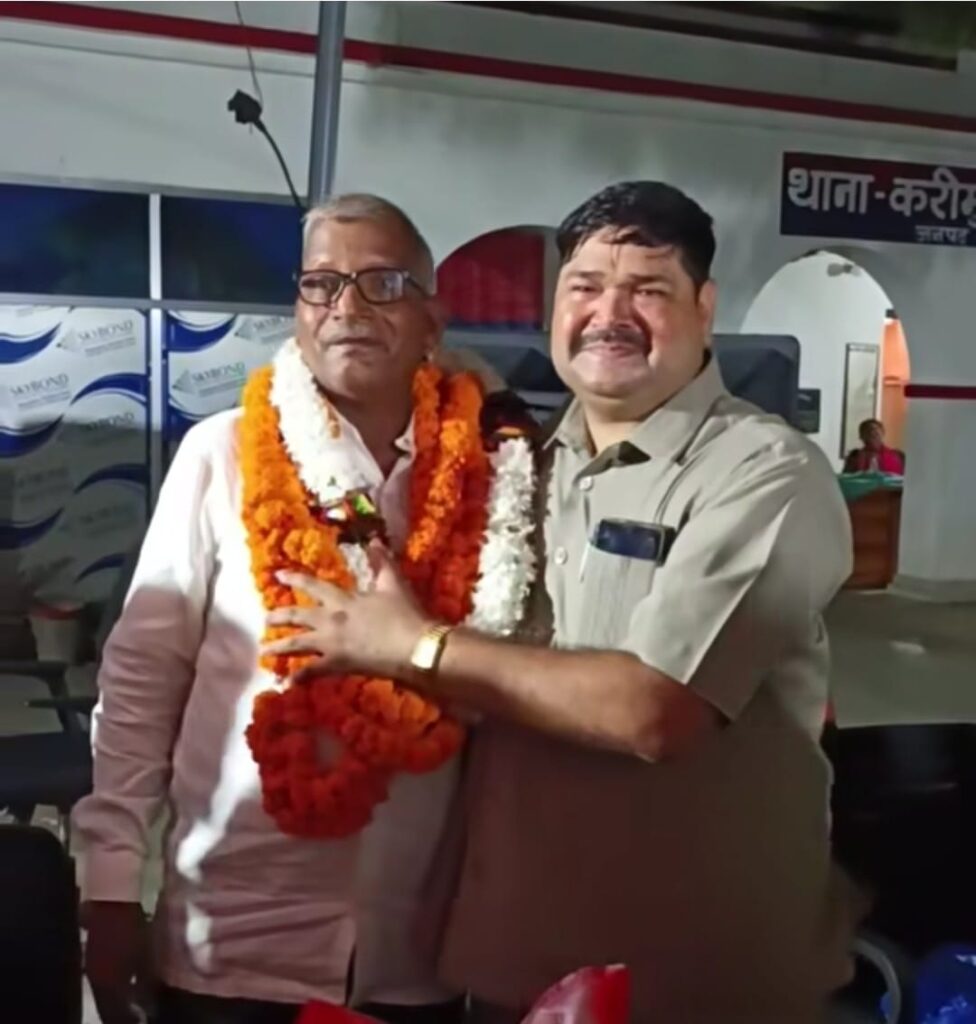 इंस्पेक्टर राज नारायण ने अंगवस्त्र व रामायण भेंट कर एसआई रामानंद को दी भावभीनी विदाई