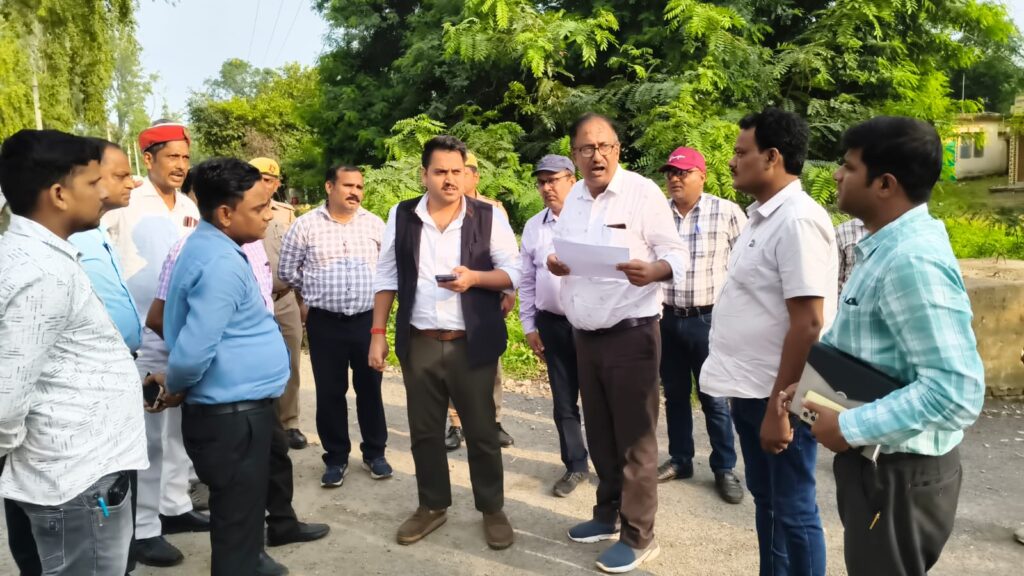 सोनभद्रऔद्योगिक लॉजिस्टिक योजनांतर्गत प्रस्तावित सड़क परियोजनाओं का जिलाधिकारी ने किया स्थलीय निरीक्षण
