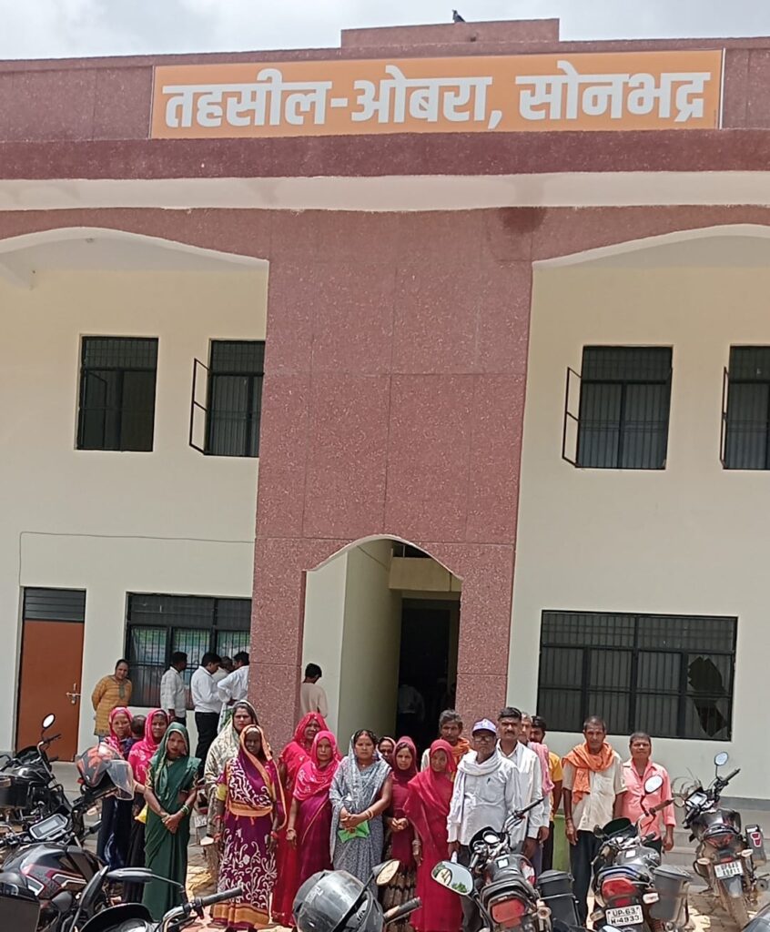 सोनभद्र बिल्ली-मारकंडी के सिकटहना टोला में सार्वजनिक मार्ग पर अवैध कब्जा ग्रामीणों ने एसडीएम ओबरा को सौंपा प्रार्थना पत्र