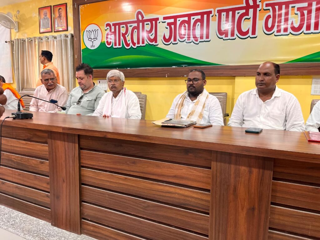 जखनिया के सैकड़ों समर्थकों ने थामा भाजपा का दामन, जिला अध्यक्ष ने दिलाई सदस्यता
