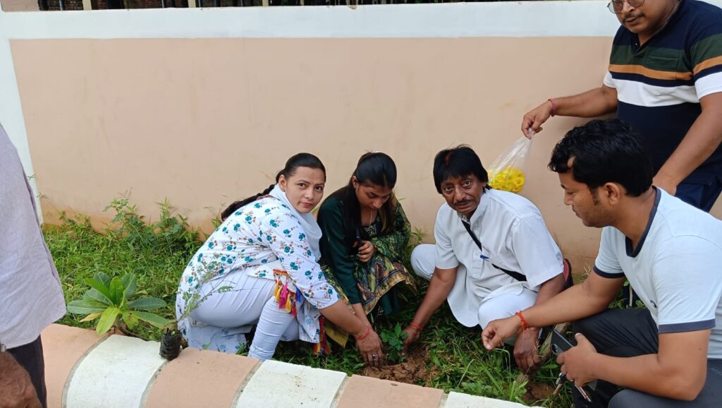 सोनभद्र ओबरा में आचार्य बालकृष्ण के जन्मदिवस पर पतंजलि परिवार ने किया औषधीय पौधरोपण