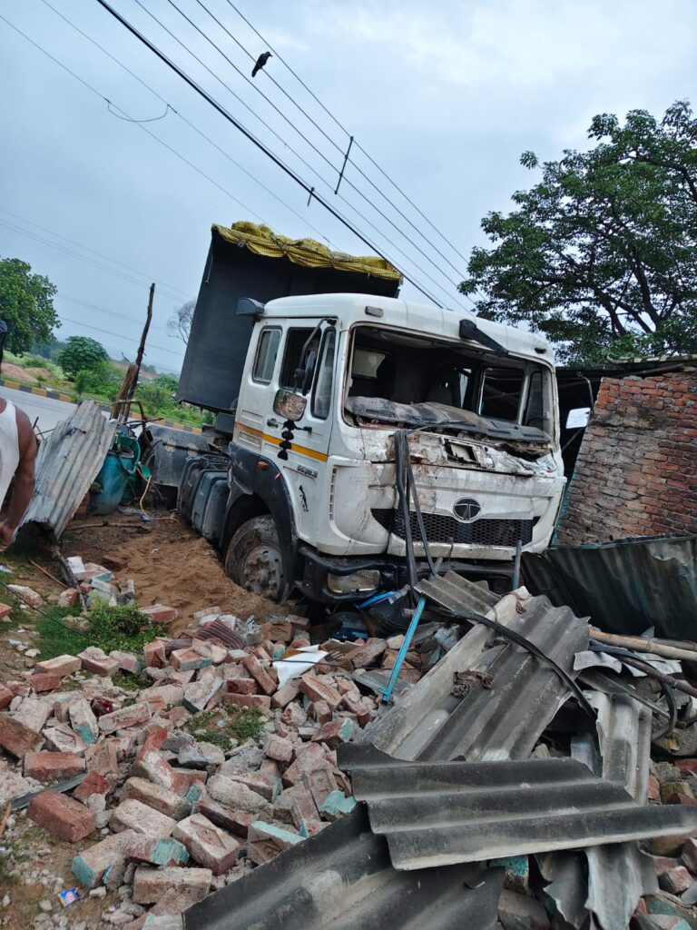 सोनभद्र मारकुंडी में तेज रफ्तार अनियंत्रित ट्रेलर ने मचाया तांडव तीन दुकानें व एक मकान ढहा, हादसे में पूर्व प्रधान का बेटा गंभीर