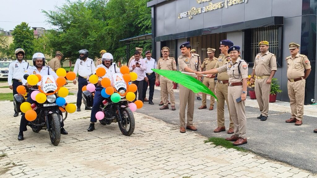बलिया पुलिस को मिले दो आधुनिक इंटरसेप्टर बाइक, एसपी ओमवीर सिंह ने दिखाई हरी झंडी