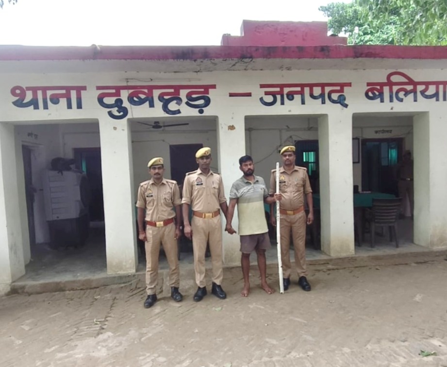 बलिया: लाठी-डंडे से पीटकर हत्या करने के मामले में वांछित आरोपी गिरफ्तार, घटना में प्रयुक्त लाठी बरामद