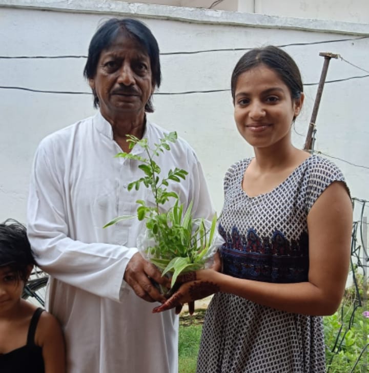 सोनभद्र ओबरा में भारत स्वाभिमान व पतंजलि परिवार ने जन्मदिवस पर किया पौधरोपण औषधीय पौधे भेंट कर दिया निरोगी जीवन का संदेश