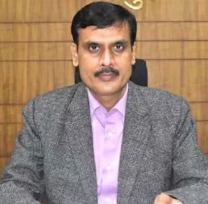 आईजीआरएस शिकायतों में लापरवाही पर डीएम सख्त, अधिकारियों को वेतन रोकने की चेतावनी