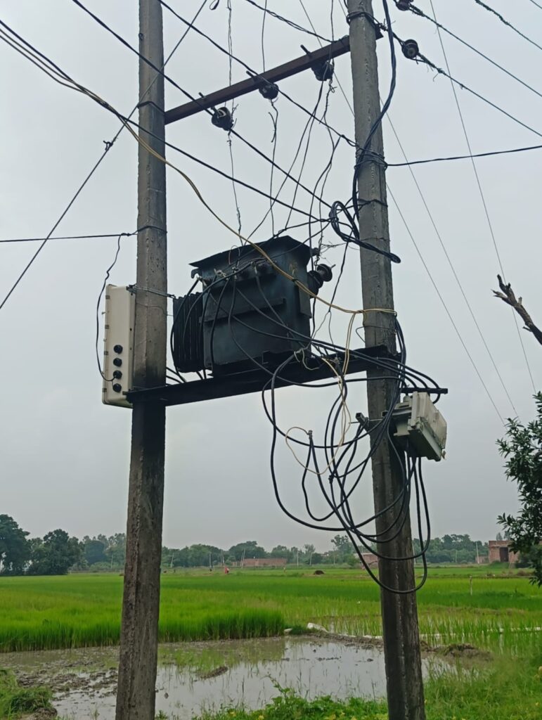 ट्रांसफार्मर जलने से गांव में अंधेरा, ग्रामीणों में आक्रोश
