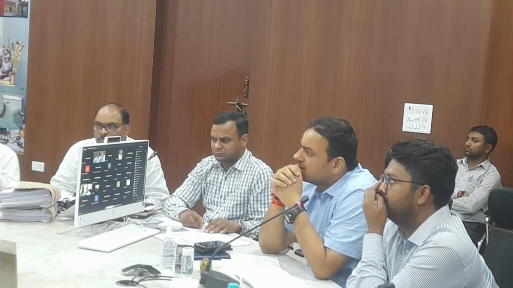 सीएम डैशबोर्ड और आईजीआरएस की समीक्षा में सख्त दिखे डीएम, खराब फीडबैक पर जताई नाराजगीसीएम डैशबोर्ड और आईजीआरएस की समीक्षा में सख्त दिखे डीएम, खराब फीडबैक पर जताई नाराजगी