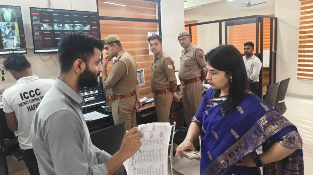 जिलाधिकारी कविता मीना ने कांवड़ यात्रा की व्यवस्थाओं क़ो लेकर कंट्रोल रूम का किया औचक निरीक्षण