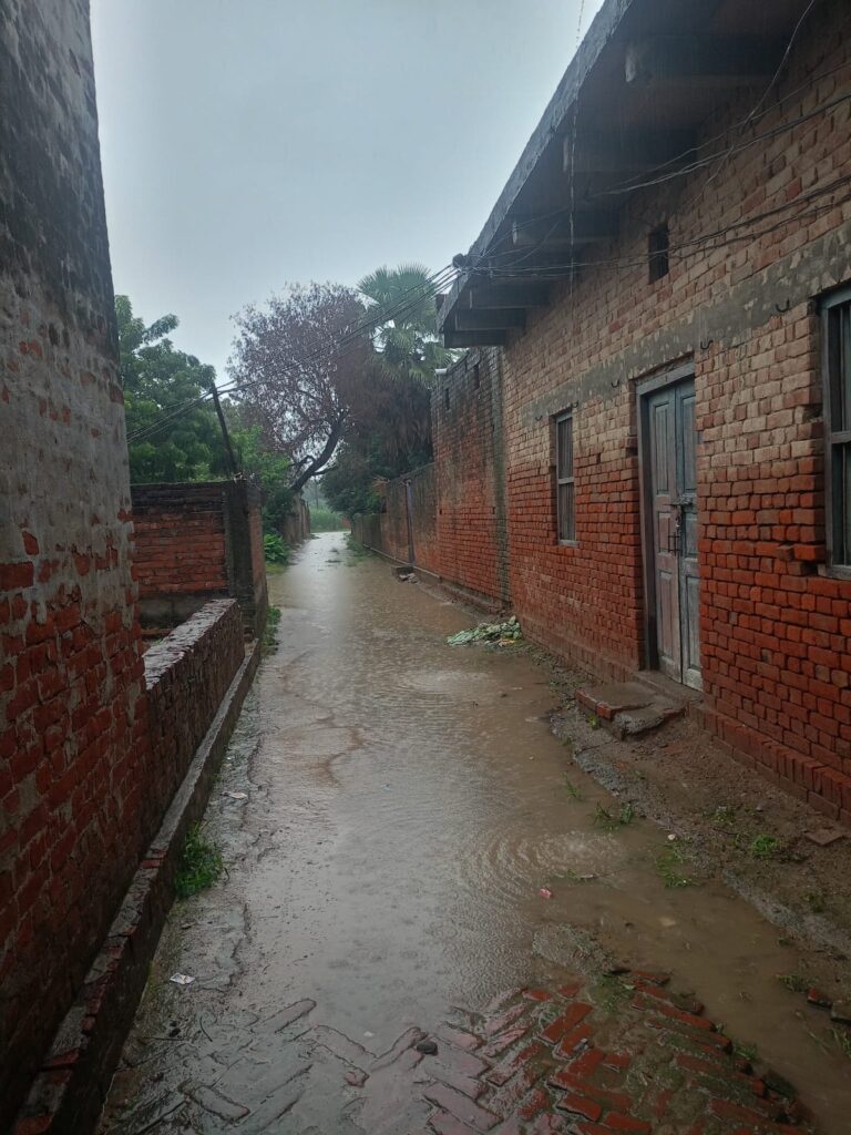 महुवी का मुख्य मार्ग बदहाल, जलजमाव से ग्रामीण परेशान; जिम्मेदारों की अनदेखी पर आक्रोश