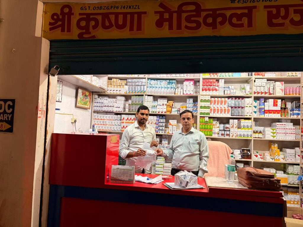 सोनभद्र चोपन और रॉबर्ट्सगंज की दवा दुकानों पर औषधि विभाग की छापेमारी नशीली व संदिग्ध दवाओं के 6 सैंपल सीज