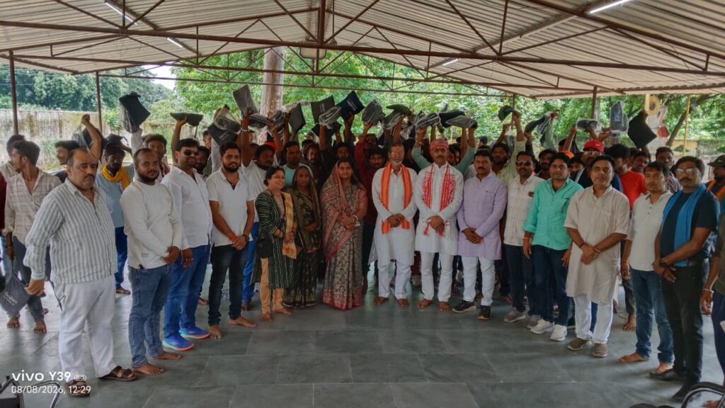 ओबरा सफाईकर्मियों की सुरक्षा को लेकर नगर पंचायत की बड़ी पहल रेनकोट एवं सेफ्टी शूज का किया गया वितरण