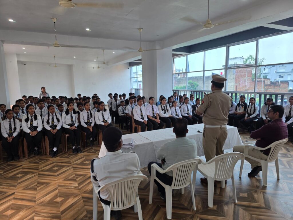 किड्स केयर इंग्लिश स्कूल में सड़क सुरक्षा एवं यातायात नियमों पर विशेष जागरूकता सत्र आयोजित