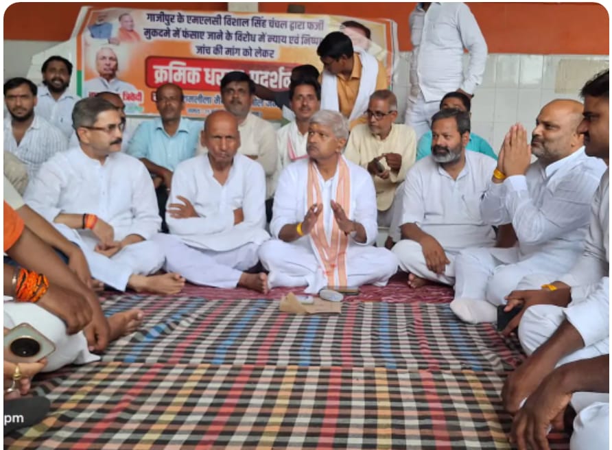 निष्पक्ष जांच के आश्वासन पर चेयरमैन ने समाप्त किया धरना