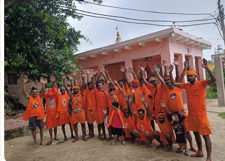 गाँव सभा तराँव से बैद्यनाथ धाम के लिए रवाना हुआ बोल बम का जत्था, श्रद्धालुओं में भारी उत्सा