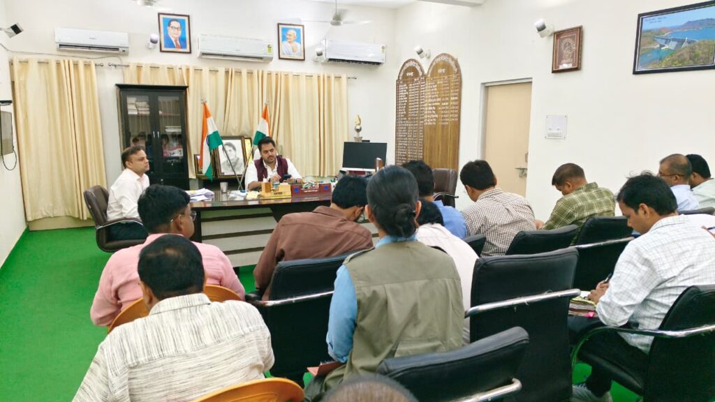 सोनभद्र जिलाधिकारी चर्चित गौड़ ने ली वन विभाग से जुड़े विकास प्रकरणों की समीक्षा बैठक लंबित परियोजनाओं को समयबद्ध निस्तारित करने के सख्त निर्देश