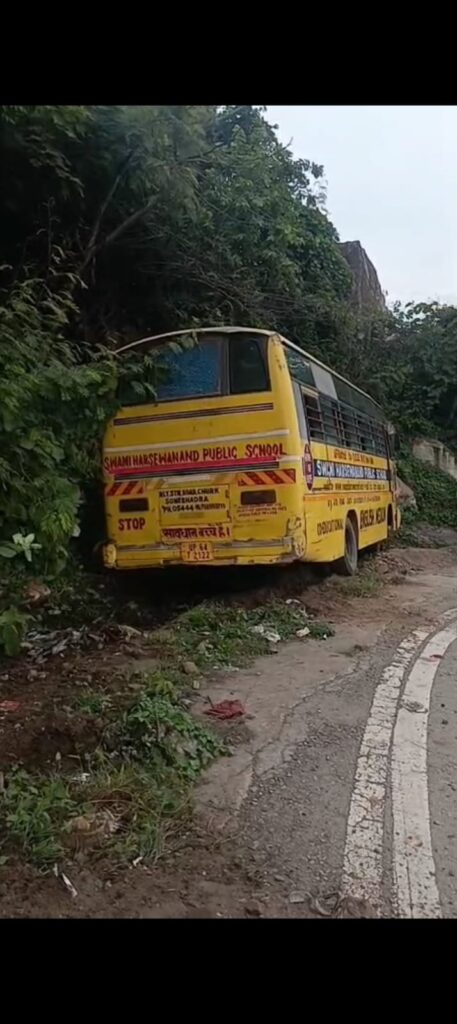 मारकुंडी घाटी में अनियंत्रित होकर चट्टान से टकराई स्कूल बस चालक की सूझबूझ से टला बड़ा हादसा, सभी बच्चे सुरक्षित