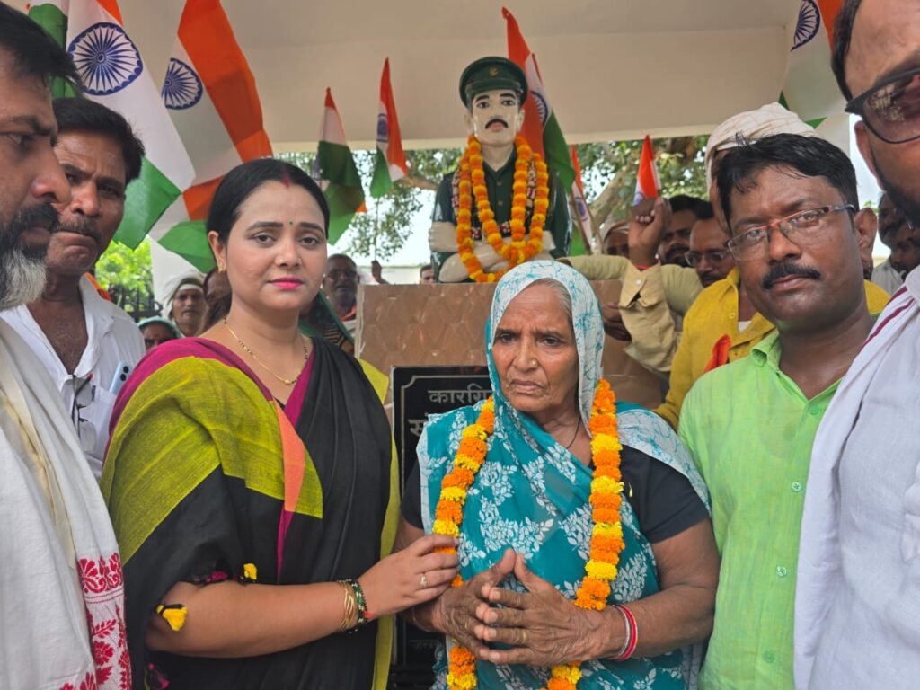 तिरंगे के रंग में रंगा देवकली, शहीद संजय यादव को नमन कर निकली भाजपा की यात्रा