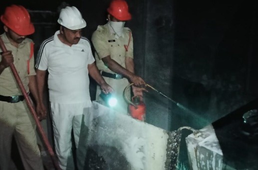 शॉर्ट सर्किट से चिकित्सालय आवास में लगी भीषण आग गृहस्थी का सारा सामान जलकर राख
