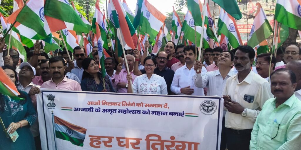 हर घर तिरंगा अभियान के तहत निकली भव्य तिरंगा यात्रा देशभक्ति के रंग में रंगा रॉबर्ट्सगंज