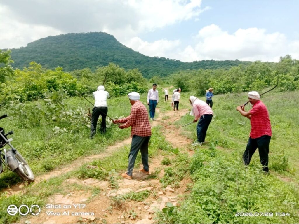 कांवड़ यात्रियों की सुविधा के लिए जिला प्रशासन ने की व्यापक व्यवस्थाएं घोरावल-शिवद्वार मार्ग का सुंदरीकरण व मरम्मत कार्य जारी