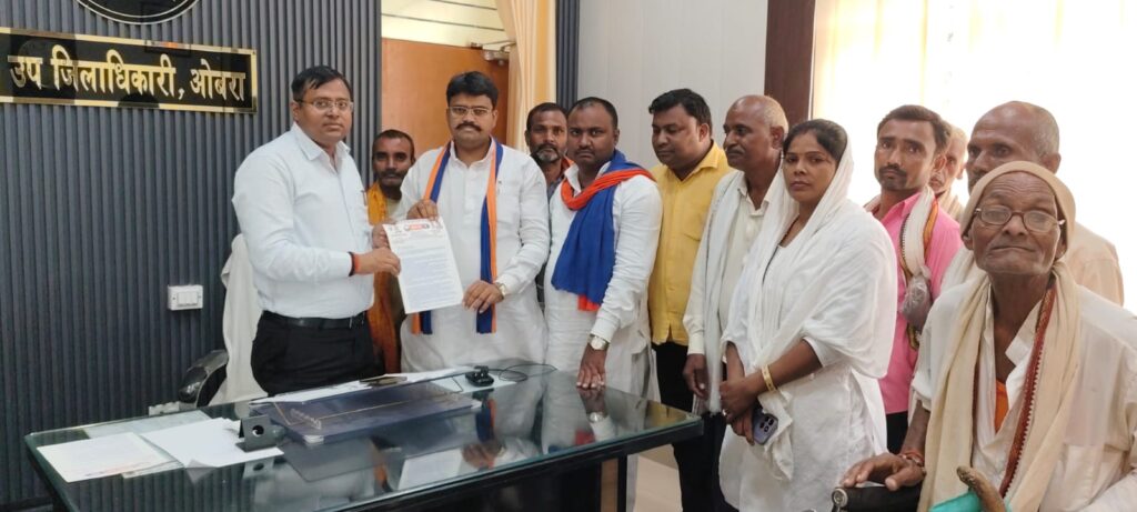 300 वर्षों से अधिक पुरानी भूमि के मामले में न्याय की उम्मीद अपना दल (एस) ने एसडीएम ओबरा को सौंपा ज्ञापन