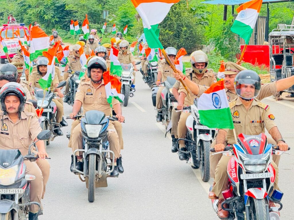 हर घर तिरंगा अभियान सोनभद्र पुलिस ने निकाली भव्य तिरंगा यात्रा देशभक्ति के नारों से गूंजा रॉबर्ट्सगंज