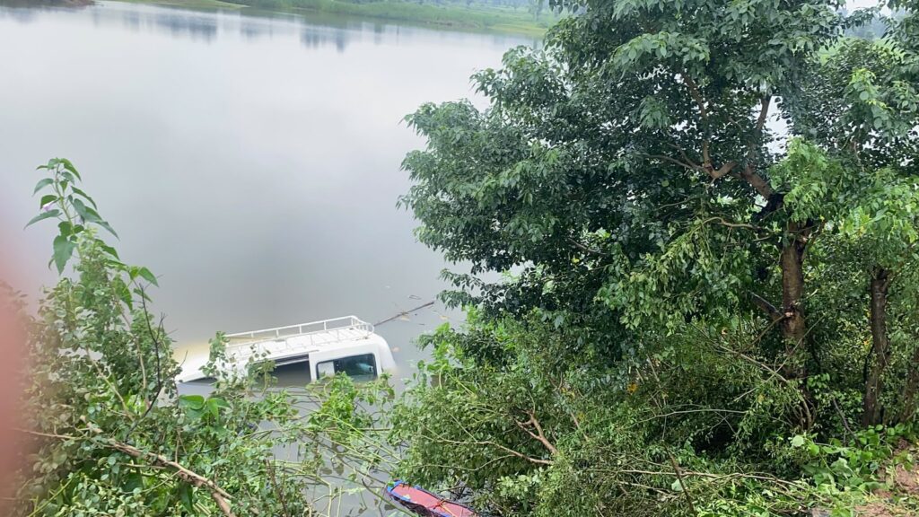 सोनभद्र में अनियंत्रित होकर तालाब में पलटा स्कूली बच्चों से भरा वाहन आधा दर्जन से अधिक मासूम घायल