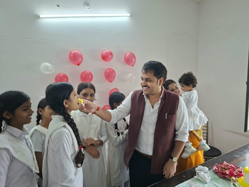 सोनभद्र जिलाधिकारी चर्चित गौड़ ने कस्तूरबा गांधी विद्यालय में छात्राओं संग केक काटकर मनाया जन्मदिन