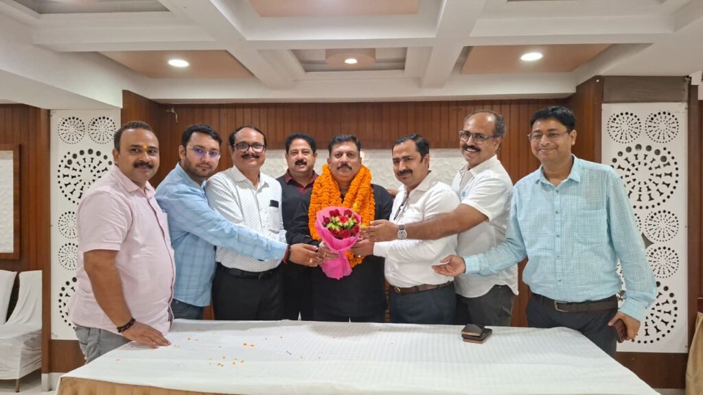 होटल वर्टेक्स पहड़िया के जनरल मैनेजर राजीव सिंह ने डी.एन.सिंह को किया सम्मानित,जीएईएचपी उत्तर प्रदेश चैप्टर के चेयरमैन निर्वाचित होने पर दी बधाई