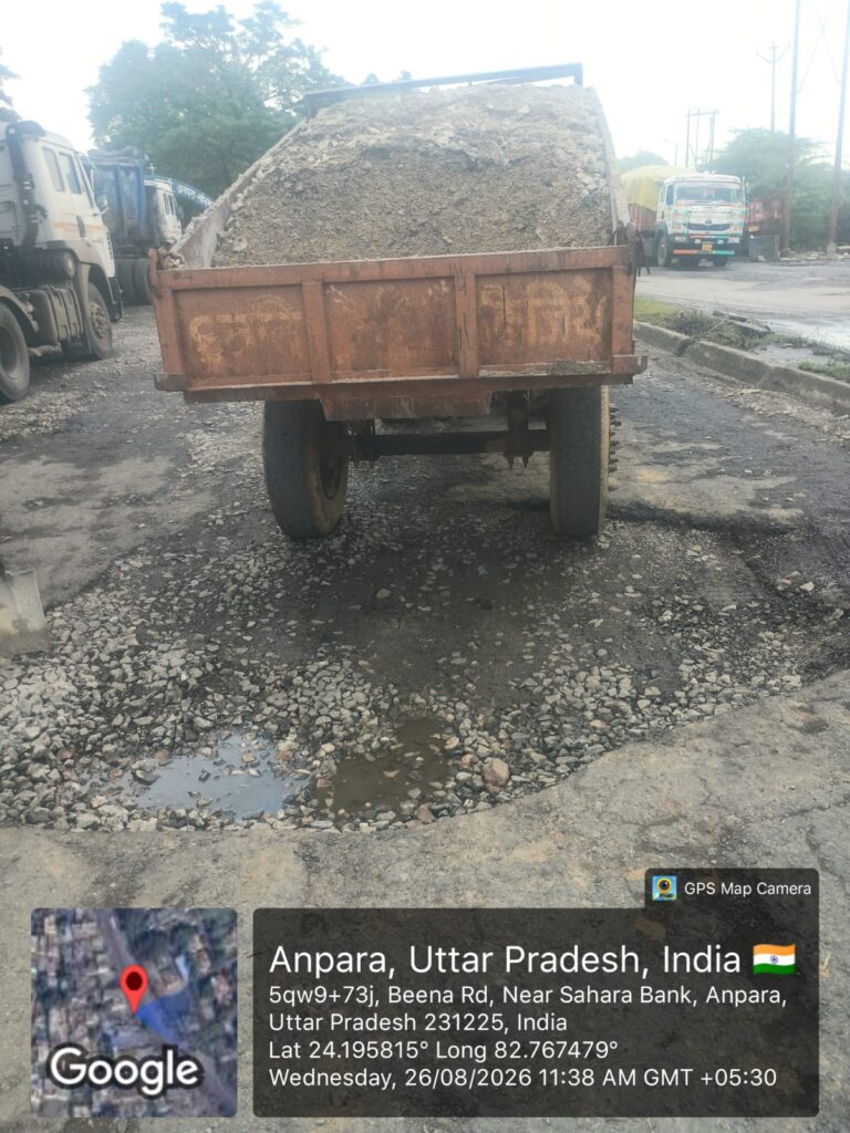 सोनभद्र जिलाधिकारी के निर्देश पर सड़कों को गड्ढामुक्त करने का अभियान तेज, कई मार्गों पर मरम्मत कार्य जारी