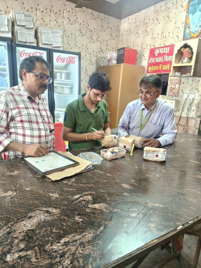 सोनभद्र रक्षाबंधन पर खाद्य सुरक्षा विभाग की बड़ी कार्रवाई, खोवा, पनीर और मिठाइयों के 4 नमूने सील ओबरा में लगे कैंप में 40 पंजीकरण दर्ज