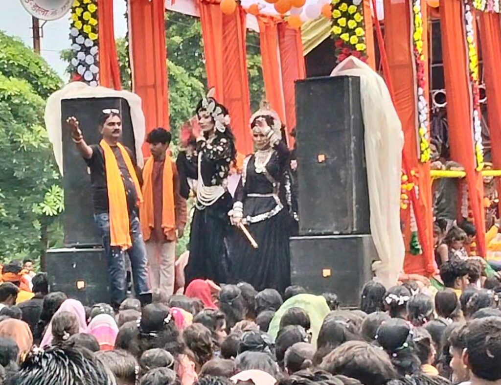 सोनभद्र झांकियों के नाम पर सनातन धर्म की मर्यादा से खिलवाड़, अश्लील गानों पर भगवान के स्वरूपों के नृत्य से समाजसेवियों में भारी रोष