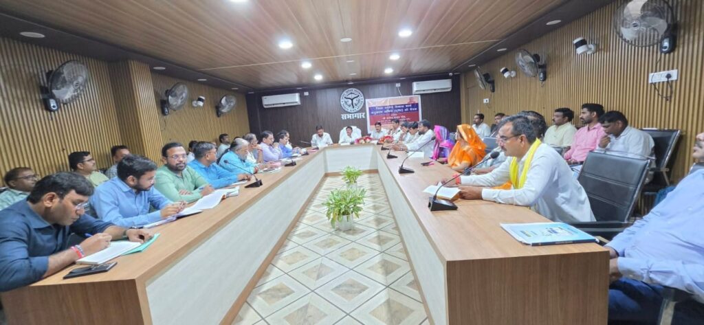 सोनभद्र दृष्टि की बैठक में विकास योजनाओं की समीक्षा, प्रत्येक पात्र परिवार तक मुख्यमंत्री आवास पहुँचाने के निर्देश