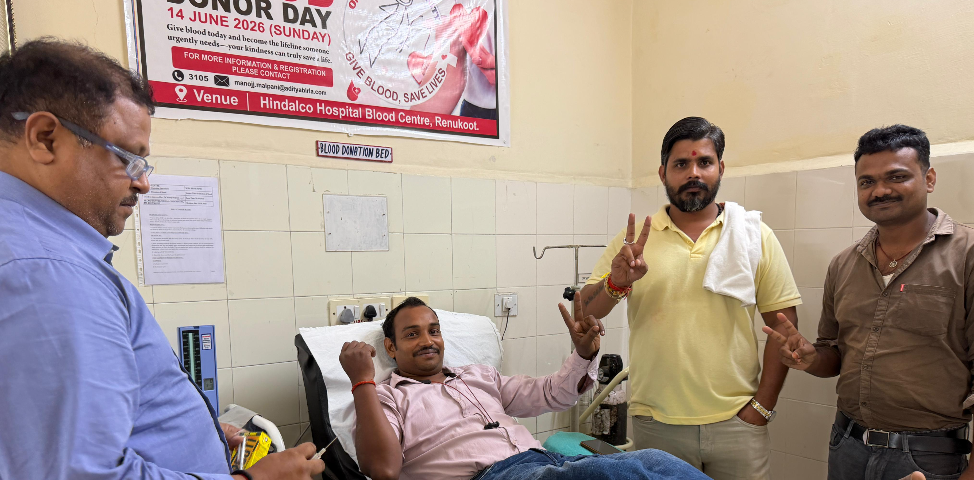 रेणुकूट मानवता ही सबसे बड़ा धर्म! समाजसेवी डब्ल्यू सिंह की पहल पर नगर ऊंटरी से आकर अरविंद मौर्य ने किया रक्तदान