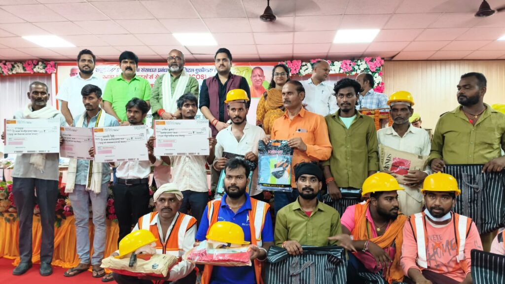 सोनभद्र आउटसोर्स कार्मिकों को मिलेगा सम्मान, सेवा सुरक्षा और सामाजिक सुरक्षा का मजबूत कवच पंचायत रिसोर्स सेंटर में हुआ सीएम के कार्यक्रम का सजीव प्रसारण