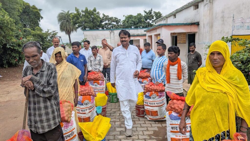 सोनभद्र बेलवनिया गांव में बाढ़ प्रभावित परिवारों के बीच पहुंचे घोरावल विधायक डॉ. अनिल कुमार मौर्य, बांटी राहत किट
